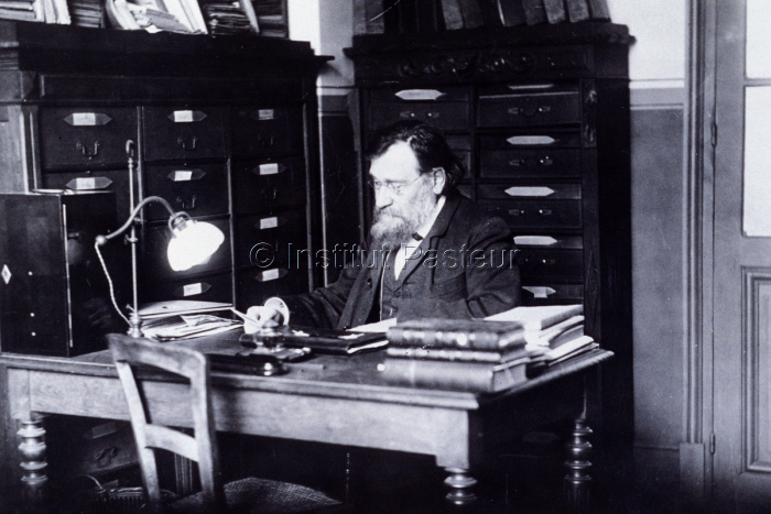 Elie Metchnikoff dans son bureau à l'Institut Pasteur vers 1900.