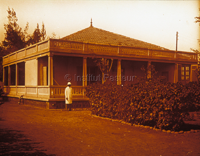 Constant Mathis devant un laboratoire de l'Institut Pasteur à Dakar en 1925.