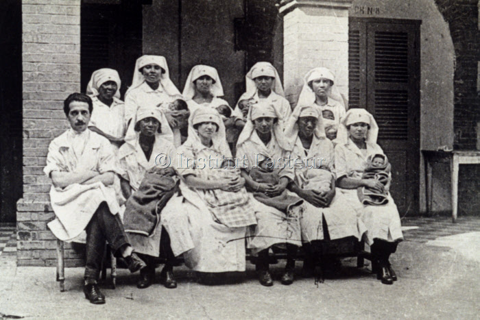 Constant Mathis à gauche, avec une équipe d'infirmières vers 1925.