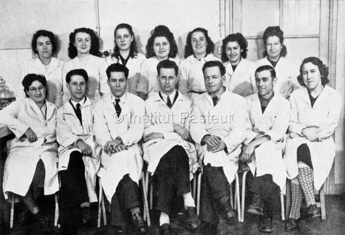 Equipe du professeur André Lwoff en 1947.