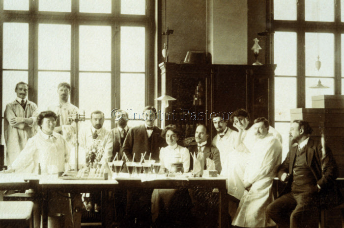Personnel du laboratoire d'Amédée Borrel en 1911