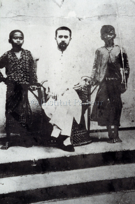 Albert Calmette et deux enfants malais traités contre la rage en 1891
