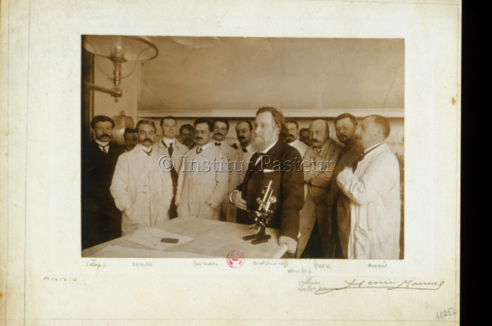 Elie Metchnikoff dans son laboratoire entouré de son équipe vers 1905