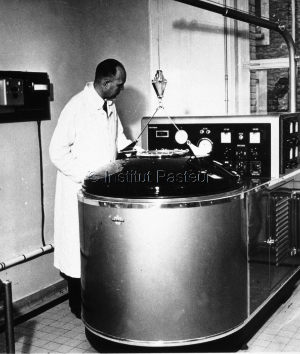 Pierre Lépine dans son laboratoire vers 1960