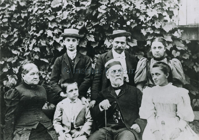 Louis Pasteur entouré de sa famille à Arbois en 1892.