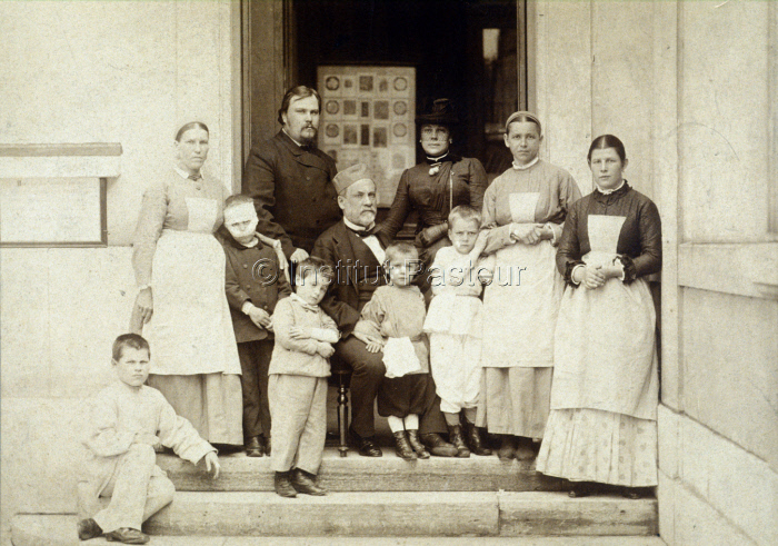 Louis Pasteur entouré d'enfants mordus, vaccinés contre la rage, en 1886 à l'Ecole Normale Supérieure.