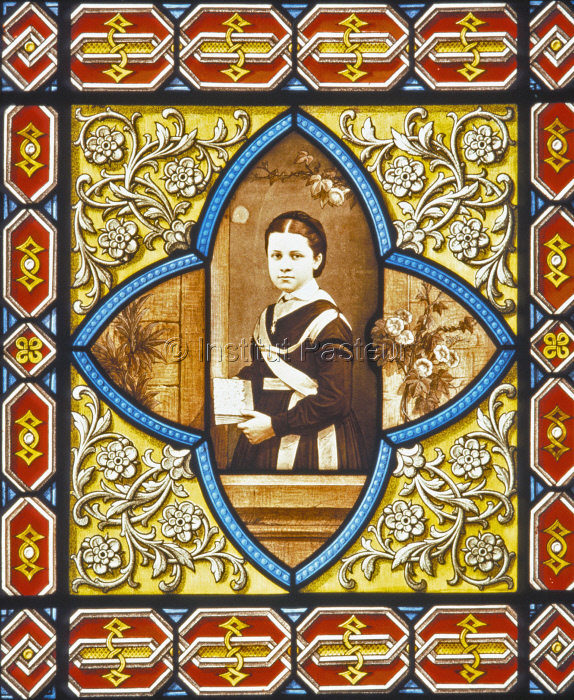 Marie-Louise Pasteur enfant sur le vitrail du petit salon. Vitrail de Gsell v. 1870.