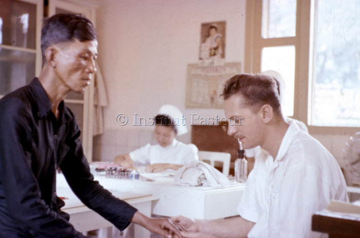 Consultation au dispensaire de l'Institut Pasteur de Saïgon en 1970.