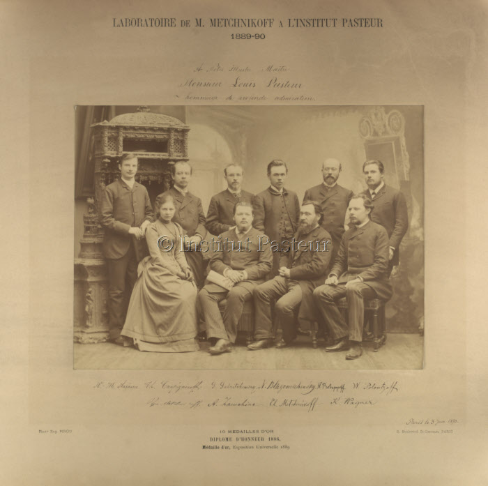  Elie Metchnikoff (1845-1916) entouré de sa femme et de ses collaborateurs en 1890. Photo Eugène Pirou.