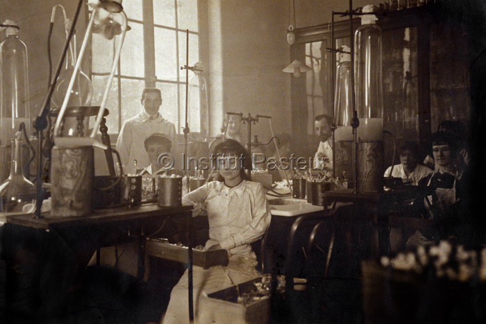 Laboratoire de préparation de vaccins dirigé par Félix d'Hérelle vers 1919