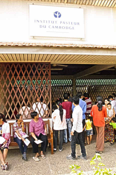 Patients devant la consultation du centre antirabique de l'institut Pasteur de Phnom Penh