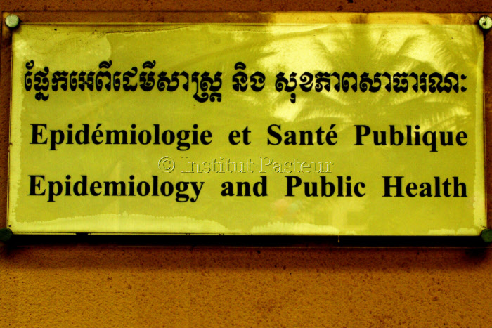 Pancarte située à l'entrée de l'unité d'épidémiologie et santé publique de l'institut Pasteur du Cambodge