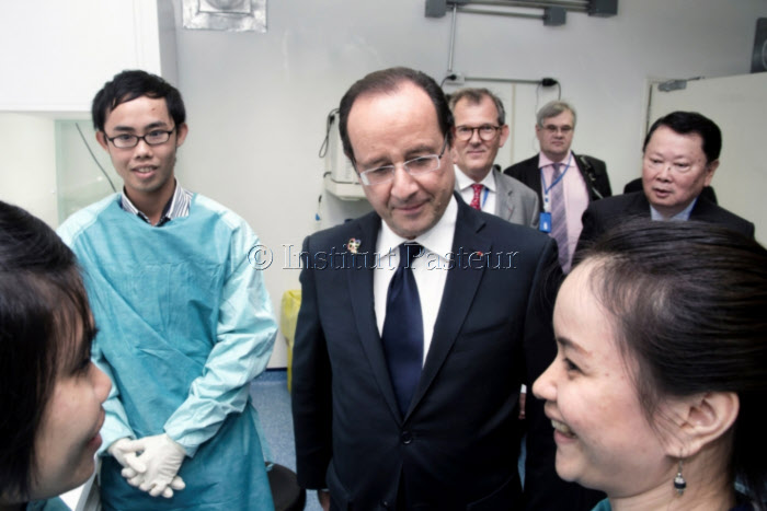 M. François HOLLANDE visite l'Institut Pasteur du Laos le 5 novembre 2012