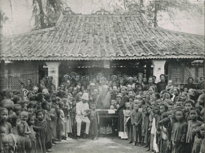 Albert Calmette vaccinant à Saïgon en 1891