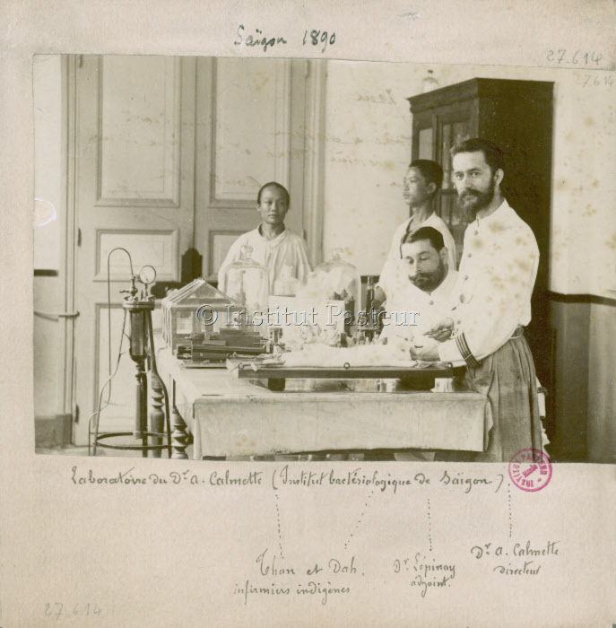 Albert Calmette et le Dr Lépinay dans leur laboratoire à Saïgon en 1891.