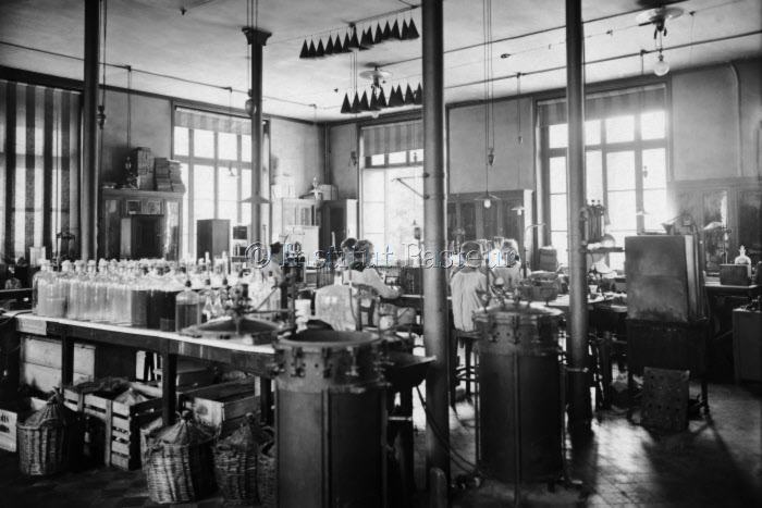 Salle des cours transformée en "usine" vers 1915-1918