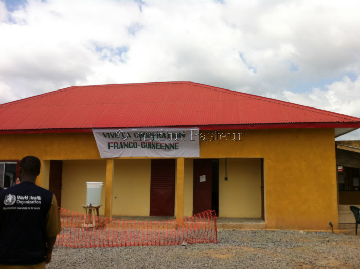 Crise Ebola 2014 : Bâtiment abritant le laboratoire de diagnostic de haute technologie mis en place par l'Institut Pasteur au Centre de traitement Ebola de Macenta, Guinée forestière, en novembre 2014