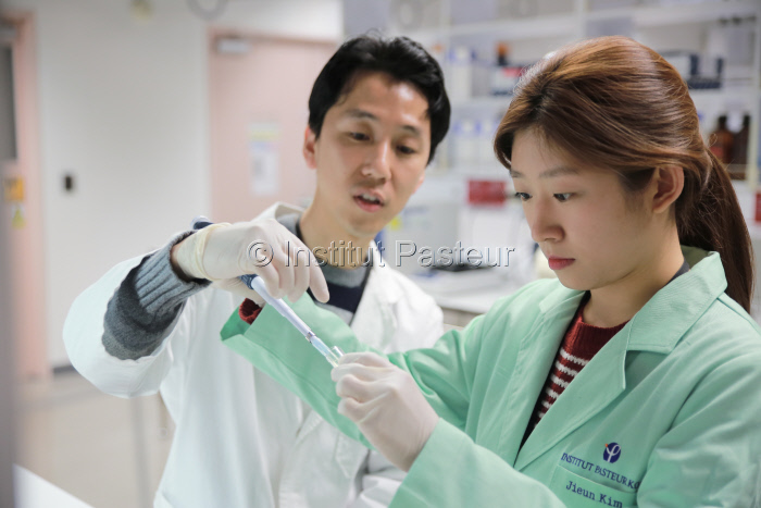 Institut Pasteur de Corée, chercheur avec étudiant stagiaire en 2015