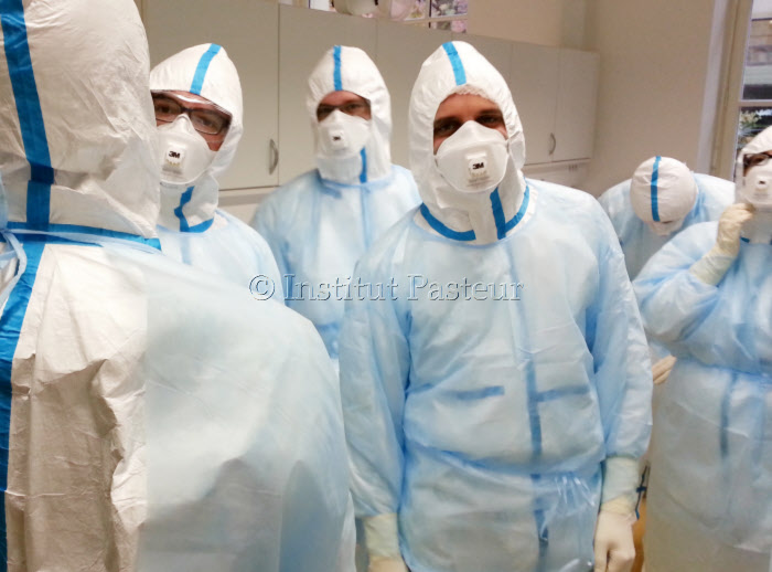 Crise Ebola 2014 : Formation des scientifiques volontaires à l'Institut Pasteur, à Paris.