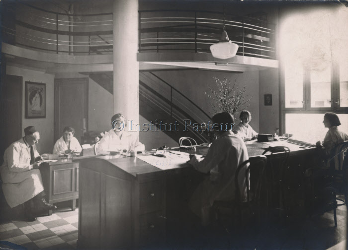 Salle du BCG, fichier et bibliothèque du BCG vers 1932