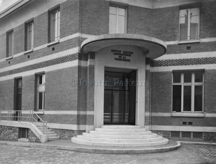 Entrée principale des laboratoires de la tuberculose de l'Institut Pasteur vers 1930.