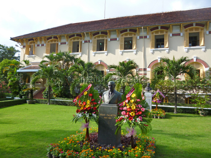 Buste d'Albert Calmette dans les jardins de l'Institut Pasteur d'Hô-Chi-Minh-Ville au Vietnam