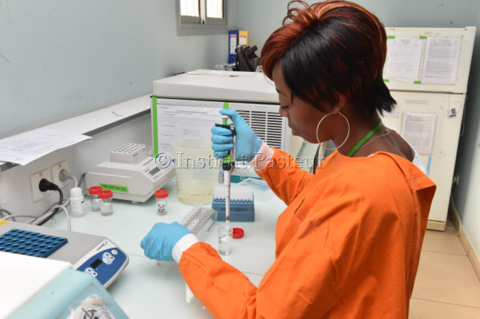 Laboratoire de biochimie, Centre Pasteur du Cameroun.