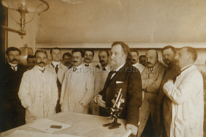 Elie Metchnikoff dans son laboratoire entouré de son équipe vers 1905