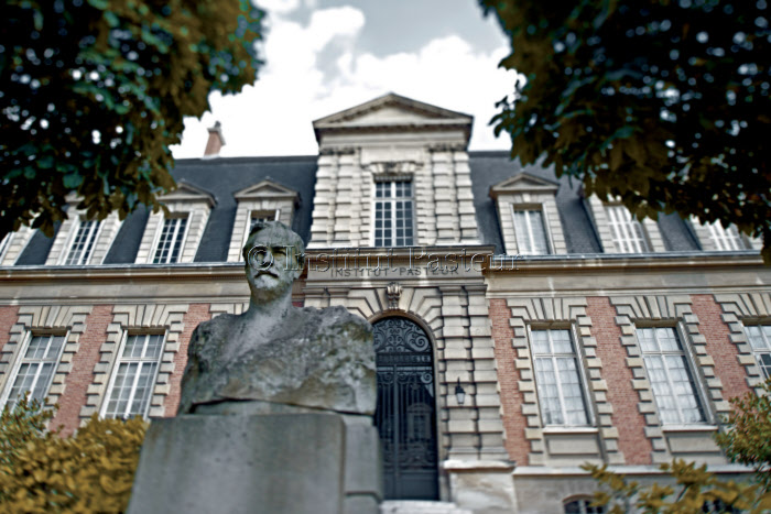 Buste de Louis Pasteur et bâtiment historique de l'Institut Pasteur