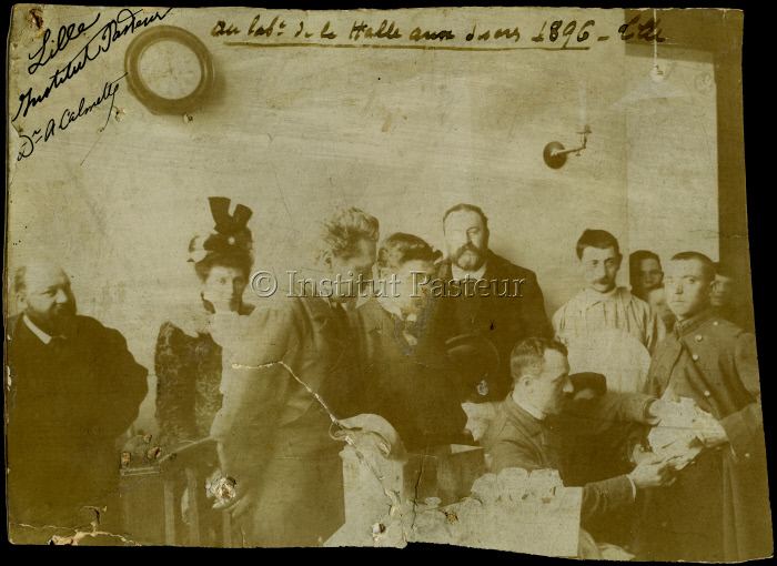 Vaccination au laboratoire de la Halle au sucres, Institut Pasteur de Lille en 1896.