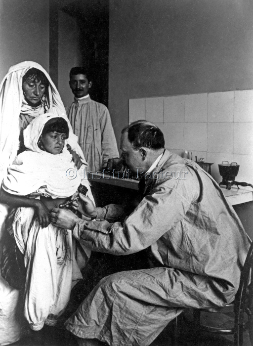 Vaccination antirabique à l'Institut Pasteur de Tunis par Charles Nicolle vers 1905.