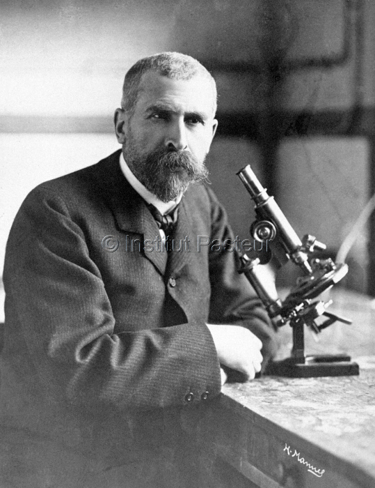 Emile Roux dans son laboratoire vers 1900