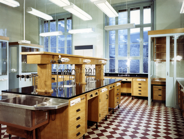 "Livraison" du nouveau laboratoire de Jacques Monod en 1963.