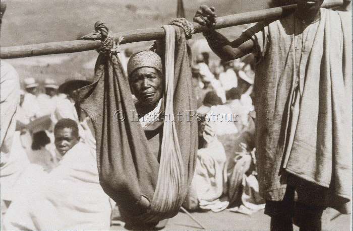 Transport d'un malade pour la vaccination antipesteuse à Madagascar en 1936.
