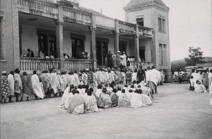 Rassemblement de la population pour la vaccination contre la peste, Madagascar 1936