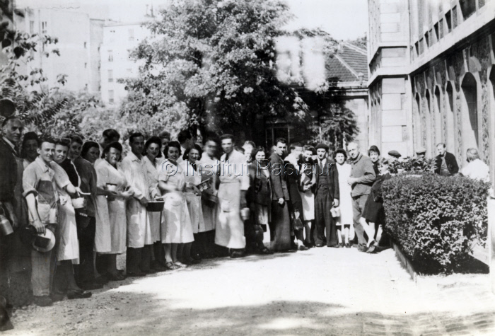 Distribution de repas au personnel de l'Institut Pasteur pendant l'occupation en 1944.