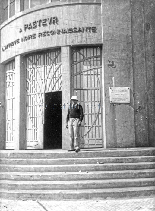 Constant Mathis (1871-1956) devant l'Institut Pasteur de Dakar vers 1930