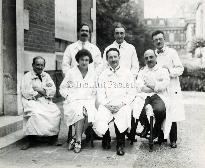 Equipe du laboratoire de René Dujarric de la Rivière (1885-1969) vers 1935