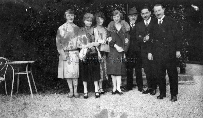 Albert Calmette et René Dujarric de la Rivière avec leurs épouses et trois autres amis.