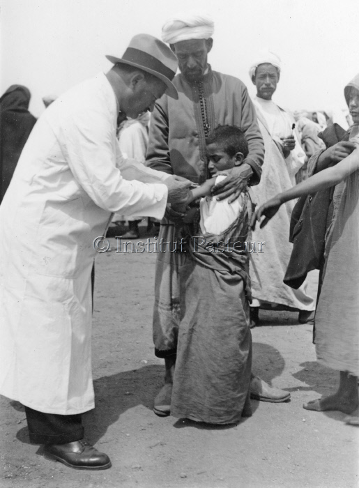 Séance de vaccination à Petit-Jean (Sidi Kacem , Maroc) en 1935