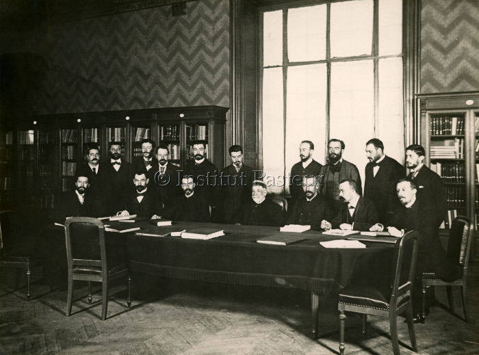 Louis Pasteur entouré de ses collaborateurs dans la grande bibliothèque en 1894.