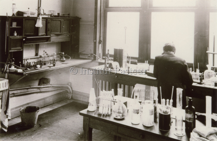 Laboratoire à l'Institut Pasteur du Brabant, Bruxelles vers 1905.