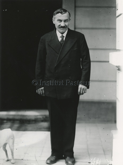 Joseph Meister devant la loge de l'Institut Pasteur en 1934