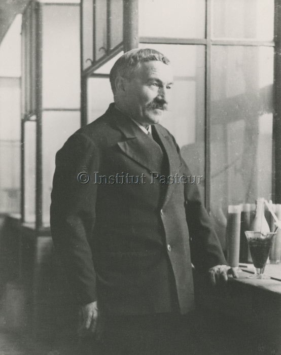 Joseph Meister (1876-1940) dasn un laboratoire à l'Institut Pasteur vers 1935.