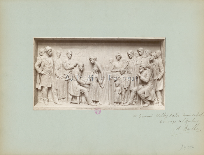 Un des deux bas-reliefs du Monument à Louis Pasteur à Arbois, scène de vaccination