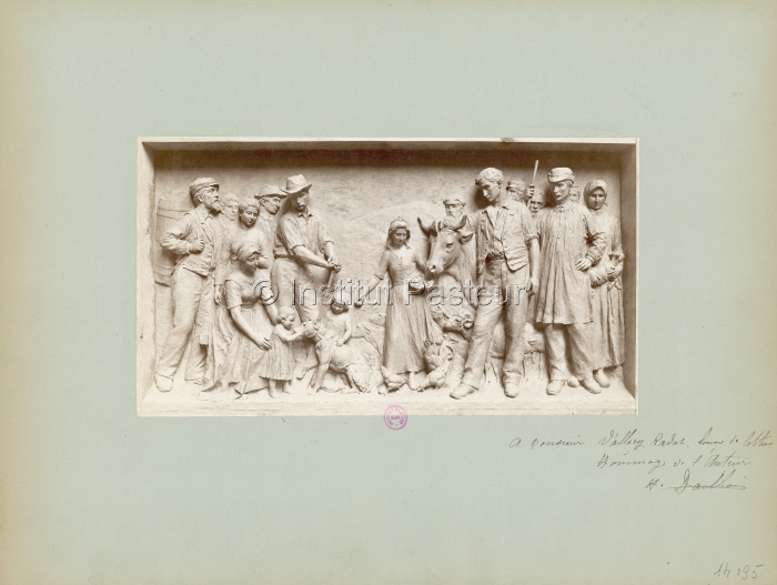 Un des deux bas-reliefs du Monument à Louis Pasteur à Arbois, les bienfaits rendus à l’agriculture
