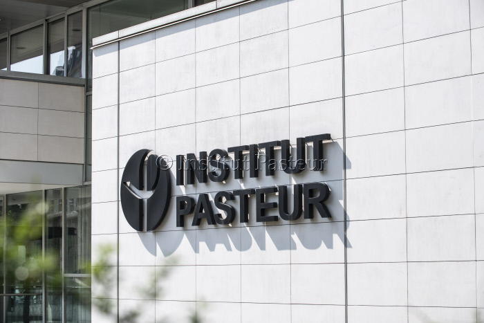 Logo de l'Institut Pasteur sur la façade du CIS en avril 2021