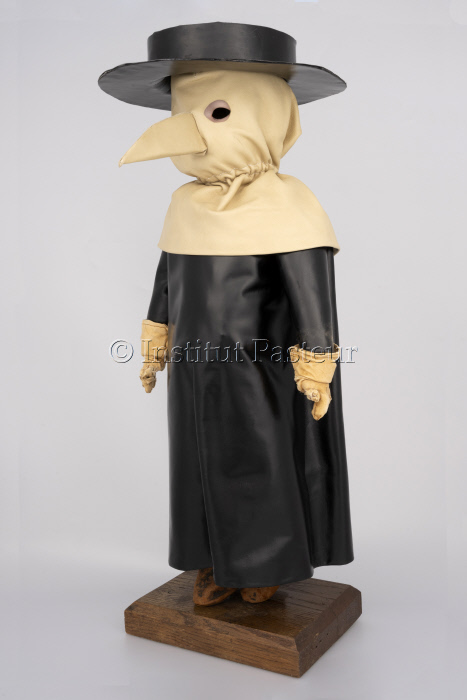 Poupée habillée en costume de médecin de la peste, inventé par Charles Delorme.