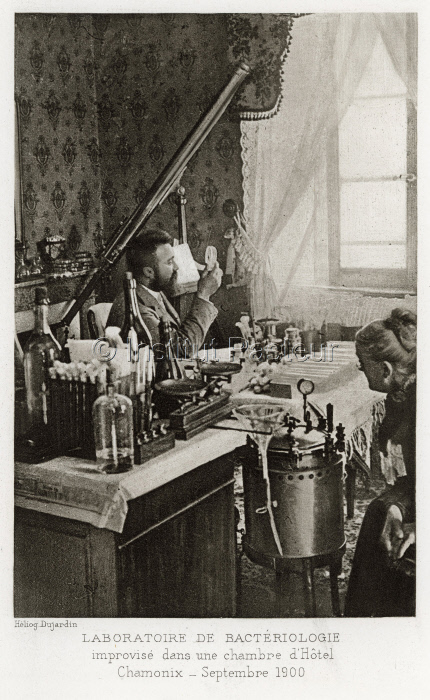 Jean Binot, laboratoire improvisé dans une chambre d'hotel,